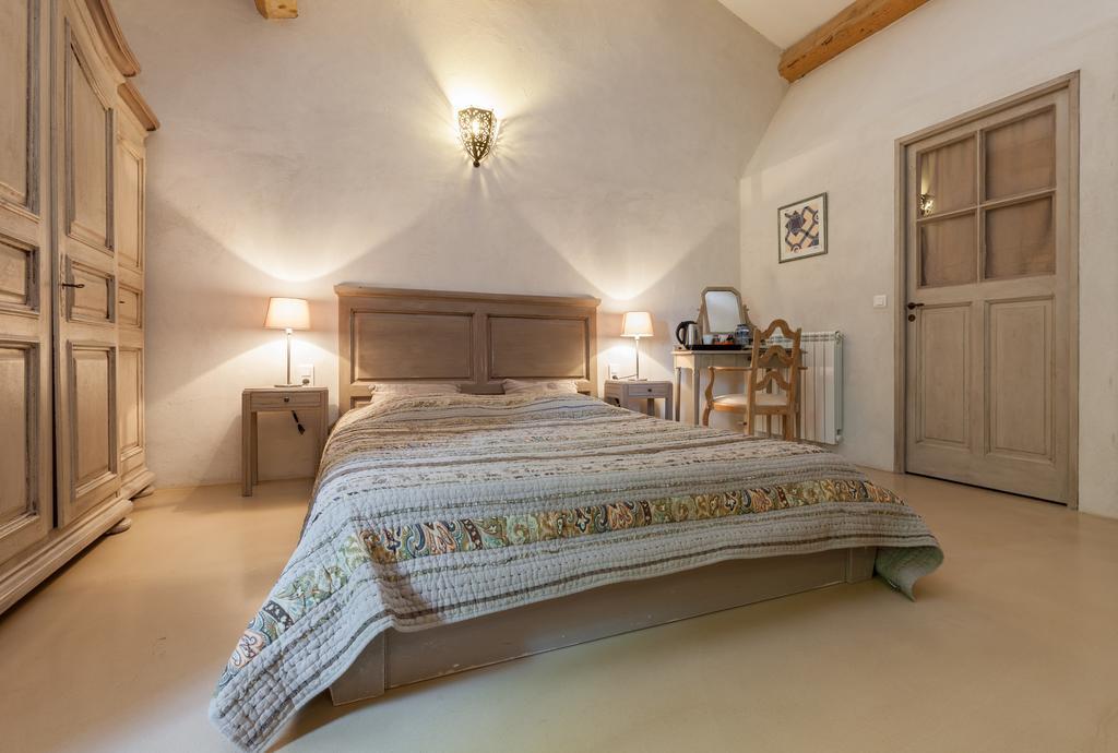 La Louviere Des Bruyeres Bed & Breakfast Robion en Luberon Oda fotoğraf